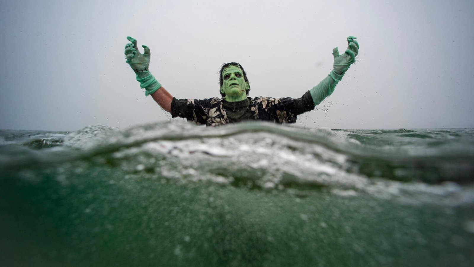 Photos of the Week: Icy Hearts, Warm Beach, Raging Fire